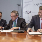 José Luis Peña, Ginés Clemente y Manuel Pérez Mateos, ayer en la firma del convenio.-SANTI OTERO
