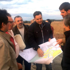 Los representantes vecinales del barrio de Cortes ven un mapa junto a los concejales Daniel de la Rosa y David Jurado.-ECB