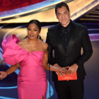Bardem llegó solo a la ceremonia de los Oscar, donde presentó el premio a mejor película extranjera.-AFP
