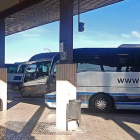 Un grupo de usuarios espera en la estación de autobuses de Aranda de Duero.-L.V.