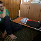 Un palestino, junto al cuerpo de Alí Dawabsheh, el bebé muerto en el incendio.-Foto: AP / MAJDI MOHAMMED