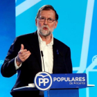 Rajoy, en el mitin del PP en Alicante, cuya alcaldía acaba de recuperar el partido.-/ MANUEL LORENZO (EFE)