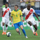 Luis Filipe controla un balón durante el partido de este sábado ante Perú, en la Copa América.-EFE / FERNANDO BIZERRA