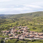 Vista panorámica de la localidad serrana de Pineda de la Sierra.-ISRAEL L. MURILLO