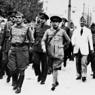 Queipo de Llano, pasando revista a las tropas franquistas, en Sevilla, en julio de 1936.-EFE
