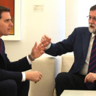 El presidente del Gobierno, Mariano Rajoy, reunido con Albert Rivera, esta mañana, en el Palacio de la Moncloa.-/ DAVID CASTRO