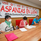 Familiares de Aspanias Cambia y representantes de los trabajadores de Aspanias, durante la rueda de prensa. TOMÁS ALONSO