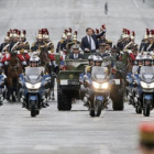 Macron saluda desde un vehículo militar a su paso por los Campos Elíseos.-MICHEL EULER