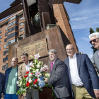 En el centro, Javier Lacalle y Francisco del Amo, en la ofrenda floral en la escultura a los donantes-SANTI OTERO