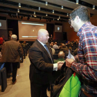 Antonio Caselli saluda a un accionista.-RAÚL G. OCHOA