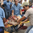 Los servicios de emergencia trasladan el cuerpo del joven Kluiver Roa, este martes en San Cristóbal.-Foto: REUTERS