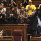 GEl grupo Unidos Podemos celebra la derogación del decreto de la estiba y saluda a los estibadores presentes en el Congreso.-Ballesteros
