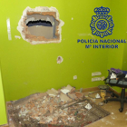 Butrón que realizaron los ladrones en el local anexo.-ECB