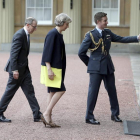 La conservadora, Theresa May (c), y su marido, Philip John (i), a su llegada al palacio de Buckingham para recibir el mandato de la reina Isabel II para formar gobierno.-EFE/Dominic Lipinski