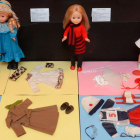 Tres de las muñecas Nancy que forman parte de la exposición con distintos modelos de vestidos.-RICARDO ORDÓÑEZ (ICAL)