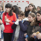 Varias alumnas se comen su bocata mientras participan de las actividades que programó el centro.-SANTI OTERO