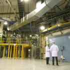 Dos operarios de la central nuclear de Garoña realizan labores de inspección dentro de las instalaciones.