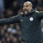 Guardiola da instrucciones durante el City-Arsenal.-REUTERS / CARL RECINE