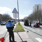 Un agente toma medidas en un paso de cebra de la ciudad.-RAÚL G. OCHOA