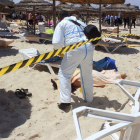 Un policía examina a dos víctimas del ataque terrorista en uno de los hoteles de Susa, en Túnez, el pasado 26 de junio.-Foto: STR / EFE