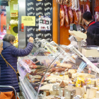 Una mujer hace la compra sin mascarilla en el Mercado Sur. SANTI OTERO