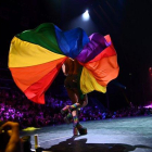 Un drag queen se presenta en el escenario durante la ceremonia de apertura de WorldPride 2019 en el Barclays Center en Brooklyn.-AFP