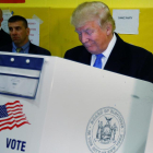 Donald Trump vota en la jornada electoral.-CARLO ALLEGRI / REUTERS