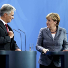 La cancillera alemana, Angela Merkel, y su homólogo austríaco, Werner Faymann.-REUTERS / HANNIBAL HANSCHKE