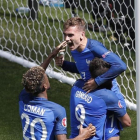 Griezmann celebra su segundo gol ante Irlanda junto a Giroud y Coman.-AP