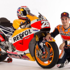 Dani Pedrosa, junto a su Honda RC213V de este año.-REPSOL-HONDA MEDIA