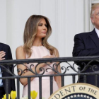 Melania recuerda a su marido que debe colocar su mano derecha sobre el corazón mientras suena el himno de EEUU.-