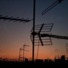 Antenas de televisión en los tejados de unos edificios.-EL PERIÓDICO