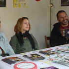Rafa Sánchez (dch.) en el stand de las jornadas contra el consumo de alcohol que se clausuraron ayer-E. M.