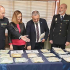 La subdelegada del Gobierno en Castilla y León, Virginia Barcones, felicitó a los agentes por el éxito del operativo en Aranda de Duero.-ECB