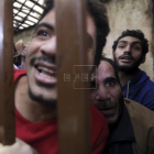 Un grupo de hombres reacciona tras ser absueltos de una acusación de "libertinaje" por un tribunal de El Cairo (Egipto).-EFE