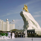 La recién inaugurada estatua bañada en oro del presidente de Turkmenistán.-Foto: AP / ALEXANDER VERSHININ