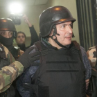 José López (en el centro), escoltado por agentes de operaciones especiales, el 14 de junio, en Buenos Aires.-EFE