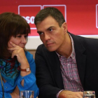 Pedro Sánchez conversa con la presidenta del PSOE, Cristina Narbona, el lunes en la sede del partido.-DAVID CASTRO