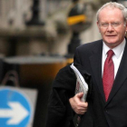 Martin McGuinness llega a Downing Street, en Londres, el 6 de octubre del 2009.-AFP / SHAUN CURRY