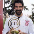El actor Miguel Ángel Muñoz, con su trofeo de 'Masterchef Celebrity' (TVE-1).-