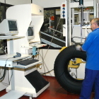 Un operario trabajando en la fábrica de Michelin Aranda