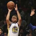 Curry en la victoria de los Golden State Warriors ante Brooklyn Nets.-EL PERIÓDICO