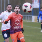 Gallo se dispone a controlar el balón ante la presencia de un jugador del Real Ávila.-RAÚL G. OCHOA