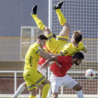 El jugador del Atrio Germán Marijuán cae sobre el defensa delRealBurgos Javier Junyent, ayer, en San Amaro.-SANTI OTERO