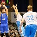 Radoncic lanza a canasta en un lance del partido disputado el pasado sábado en Santiago.-ACB PHOTO / X. CORTIZO