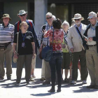 Una guía turísitica ofrece una explicación a un grupo de turistas.-ISRAEL L. MURILLO