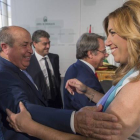 La presidenta de Andalucía, Susana Díaz, saluda al alcalde de Granada, José Torres Hurtado, el pasado día 29.-Foto: EFE/ JULIO MUÑOZ