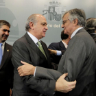 Jorge Fernández Díaz saluda al fiscal general del Estado. Eduardo Torres Dulce, en una imagen del 2012.-JOSÉ LUIS ROCA