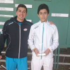 Álvarez posa con el trofeo de subcampeón junto al técnico Miguel Fuentes.-ECB