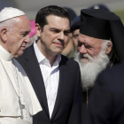 El Papa, recibido por el primer ministro griego, Alexis Tsipras, y el patriarca de la iglesia ortodoxa griega, Bartolomé I, en Lesbos.-ALKIS KONSTANTINIDIS / REUTERS